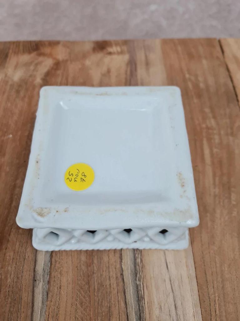💕 Petite boîte ancienne en porcelaine ajourée avec colombes et roses 🌸