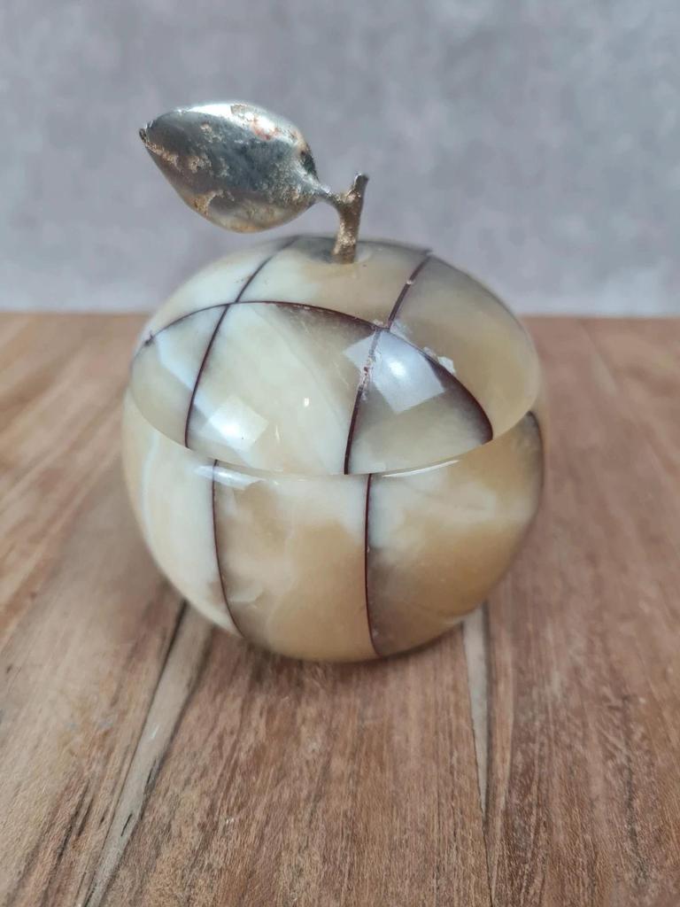 Petite boîte décorative en pierre – forme pomme vintage