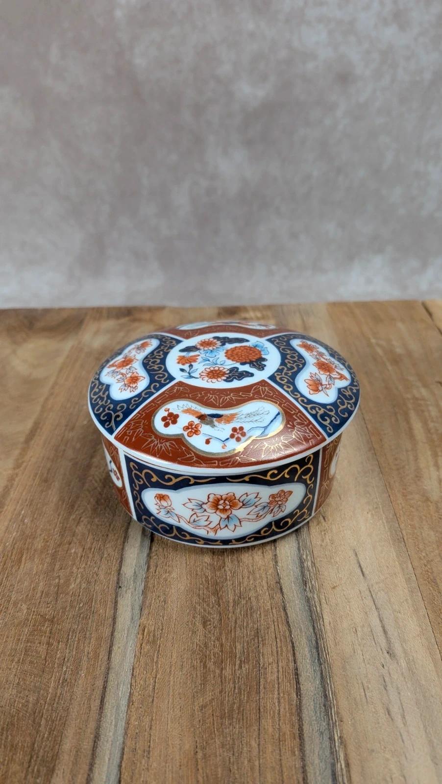 Petite boîte en porcelaine décor asiatique