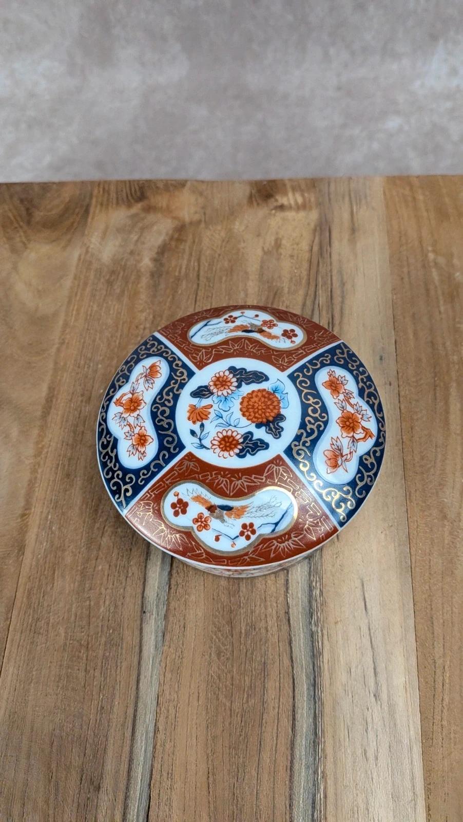 Petite boîte en porcelaine décor asiatique