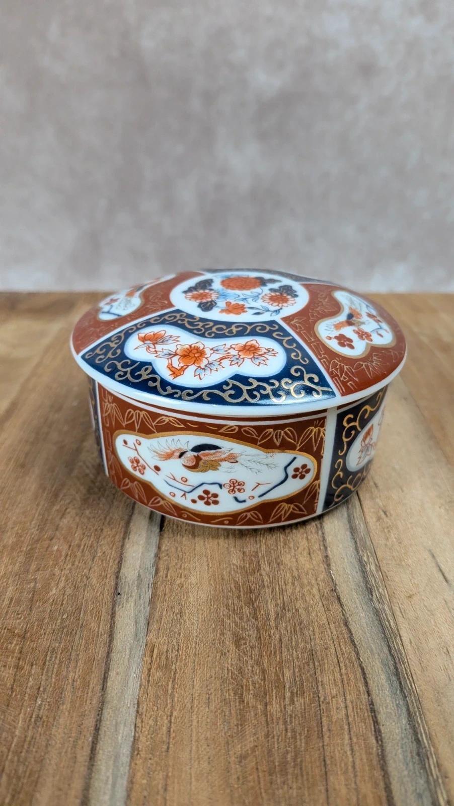 Petite boîte en porcelaine décor asiatique