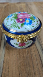 Petite boîte ronde en porcelaine – décor fleuri & monture dorée