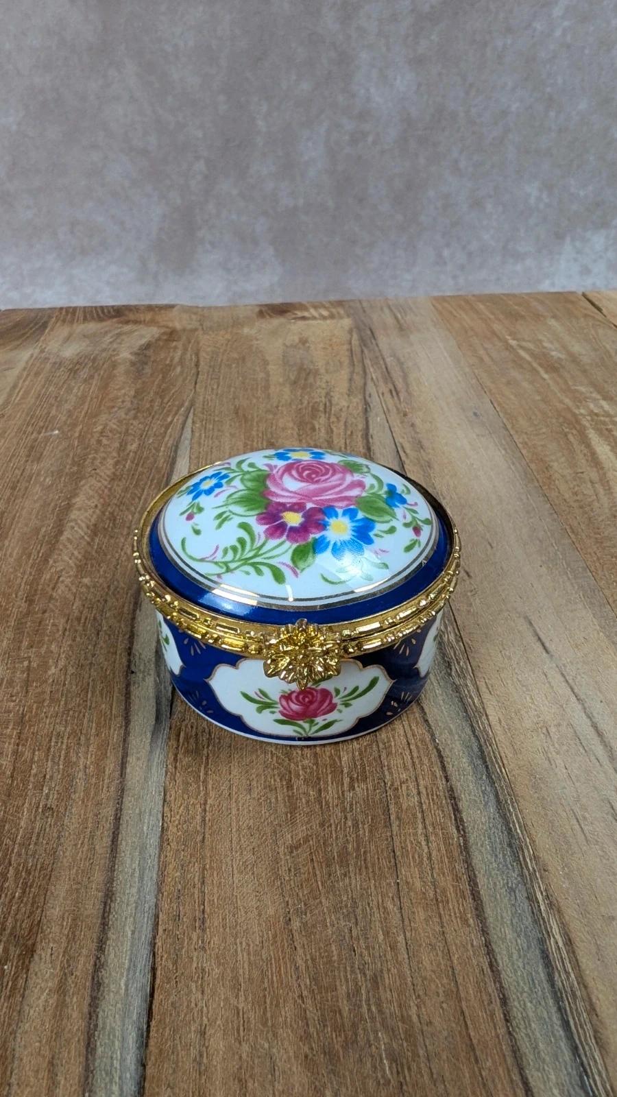 Petite boîte ronde en porcelaine – décor fleuri & monture dorée
