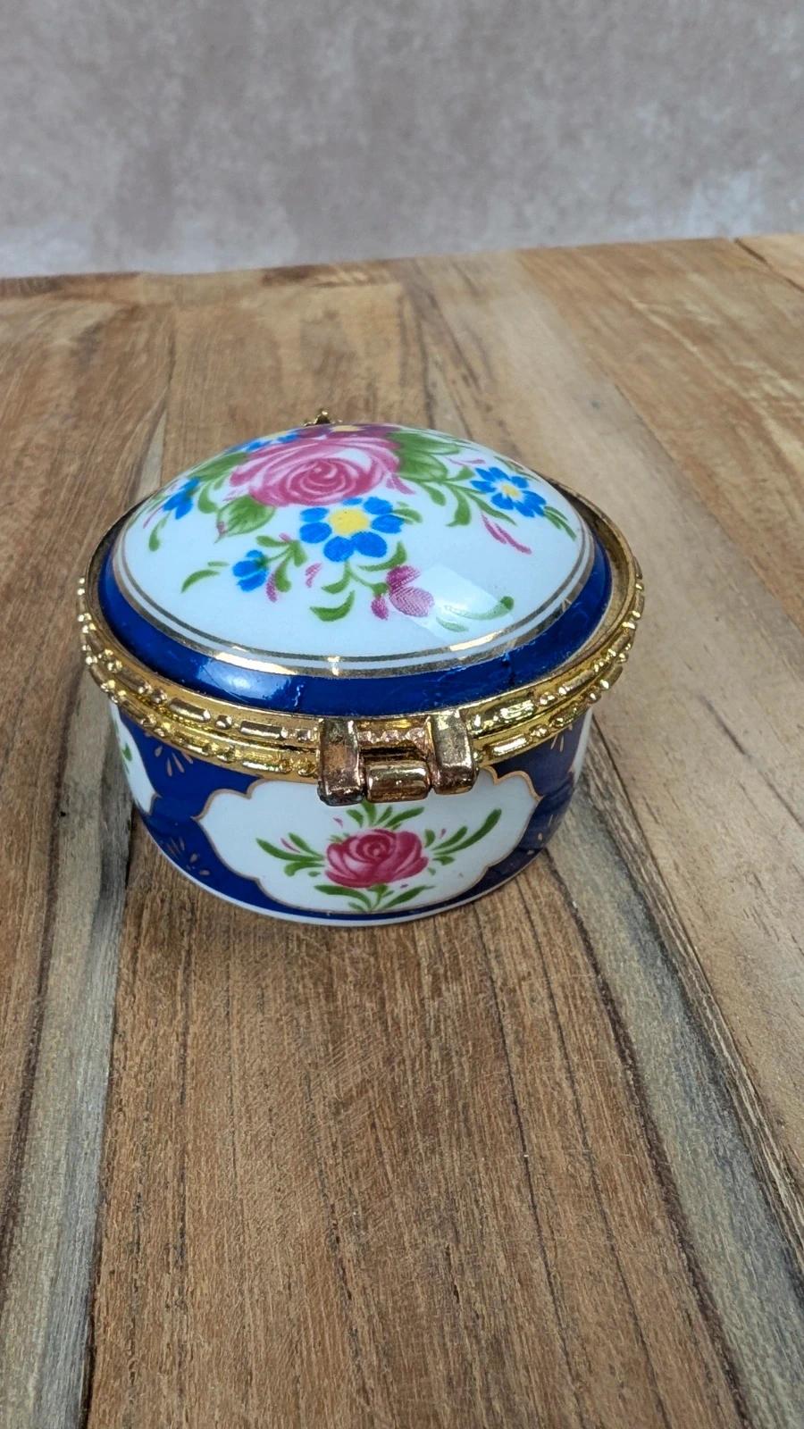 Petite boîte ronde en porcelaine – décor fleuri & monture dorée