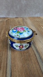 Petite boîte ronde en porcelaine – décor fleuri & monture dorée