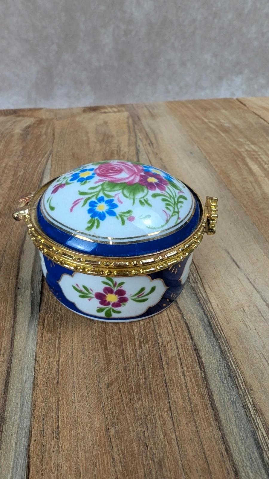 Petite boîte ronde en porcelaine – décor fleuri & monture dorée