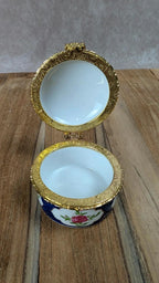 Petite boîte ronde en porcelaine – décor fleuri & monture dorée