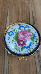 Petite boîte ronde en porcelaine – décor fleuri & monture dorée