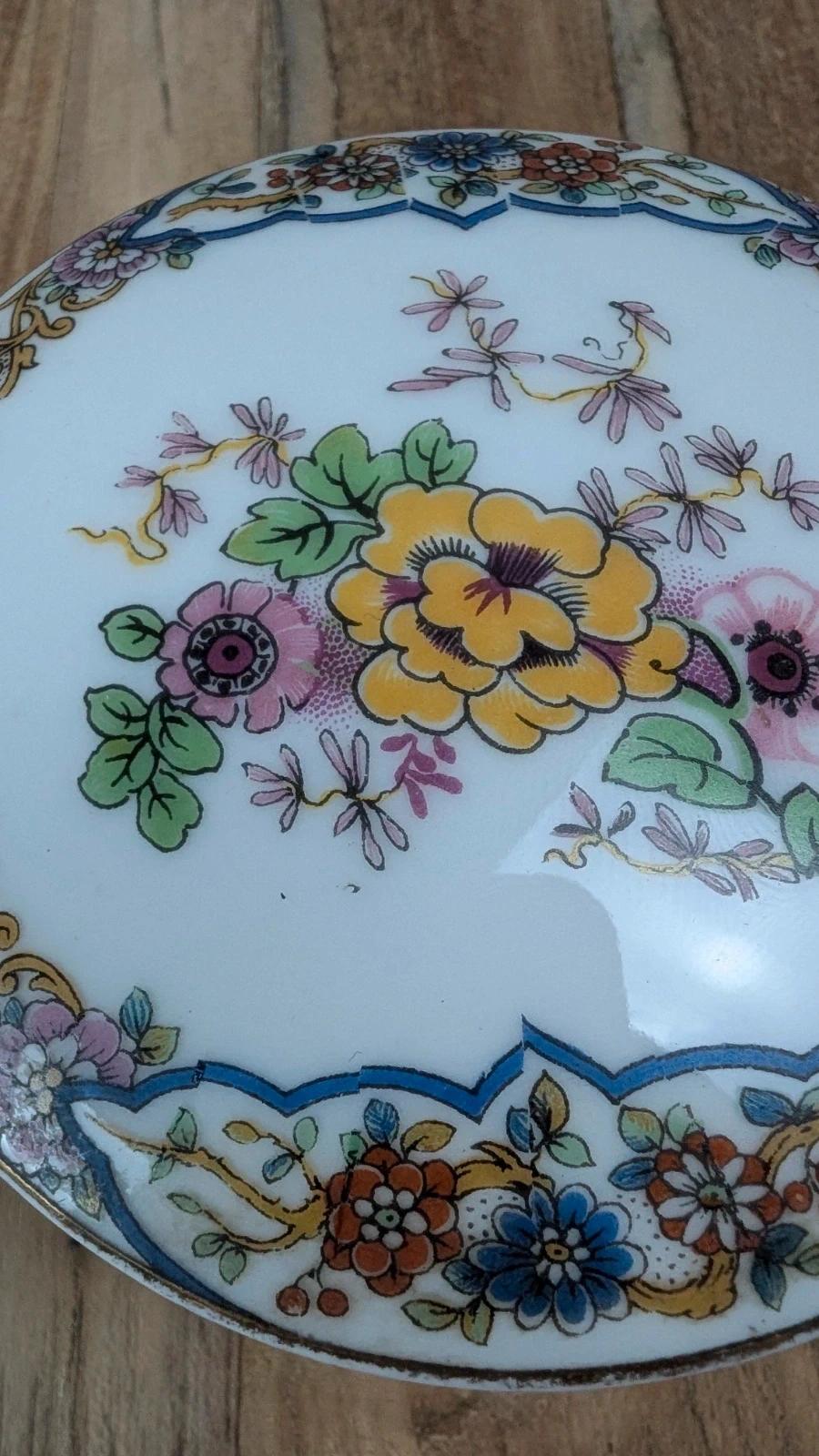 Petite boîte tripode en porcelaine de Limoges