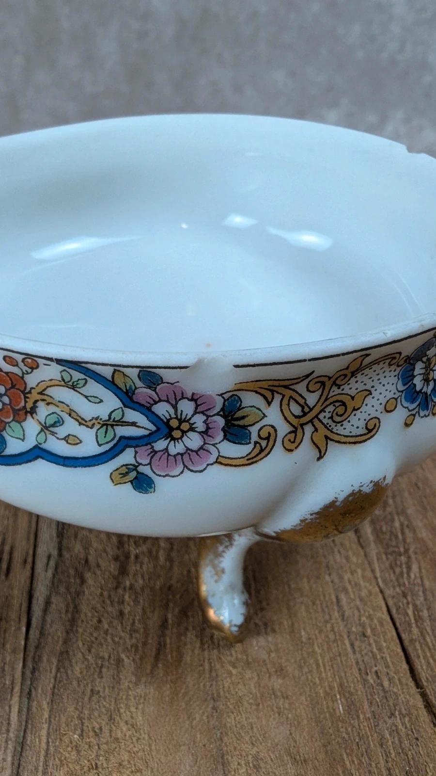 Petite boîte tripode en porcelaine de Limoges