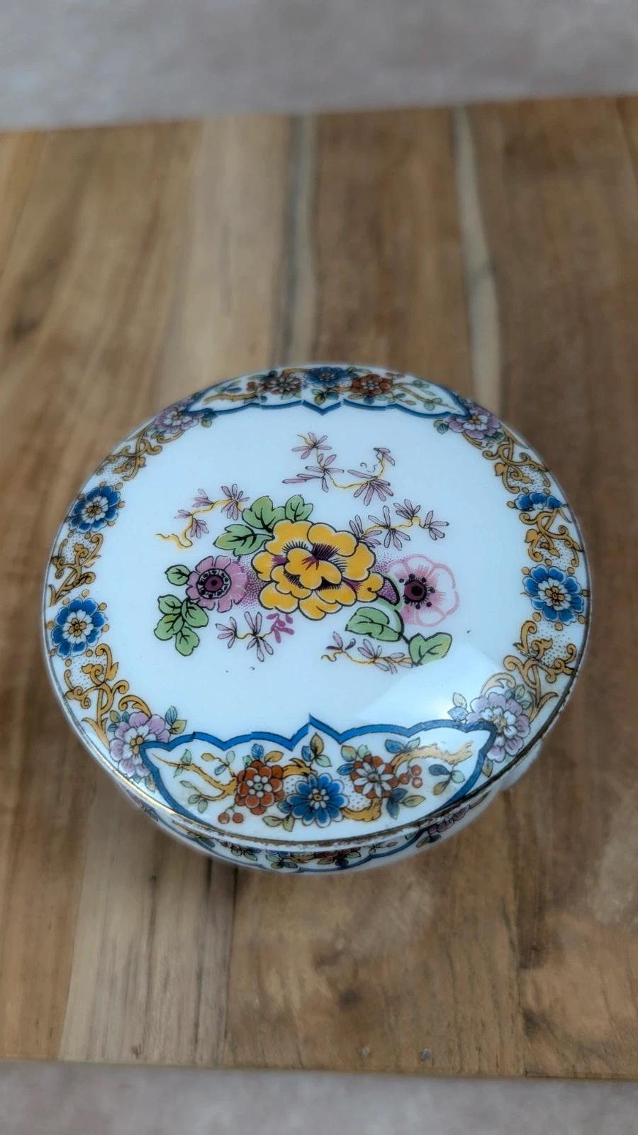 Petite boîte tripode en porcelaine de Limoges