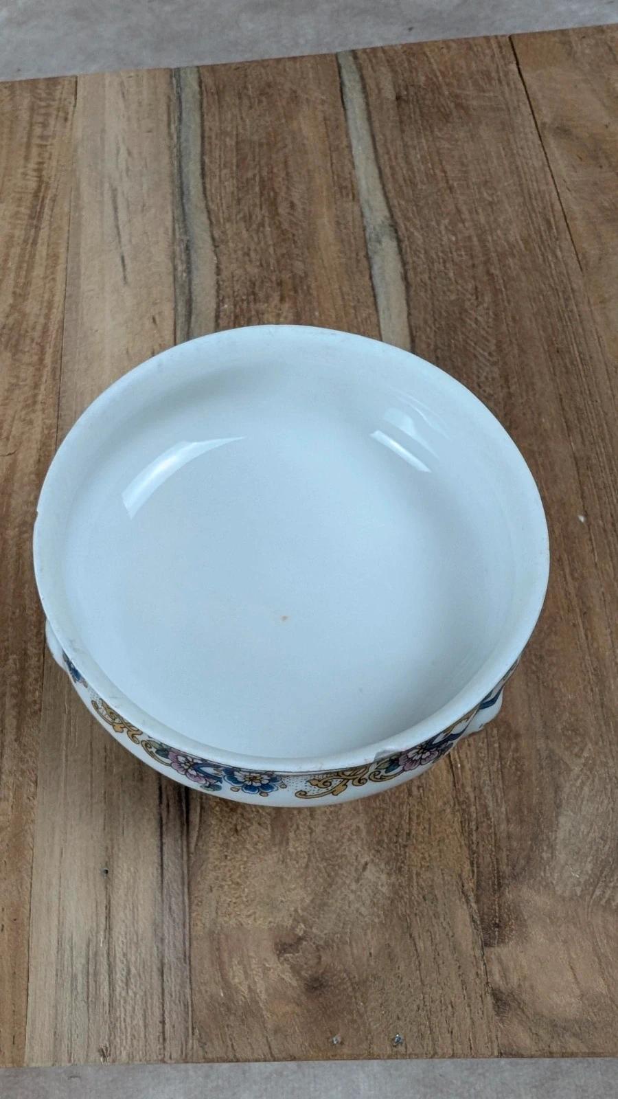 Petite boîte tripode en porcelaine de Limoges