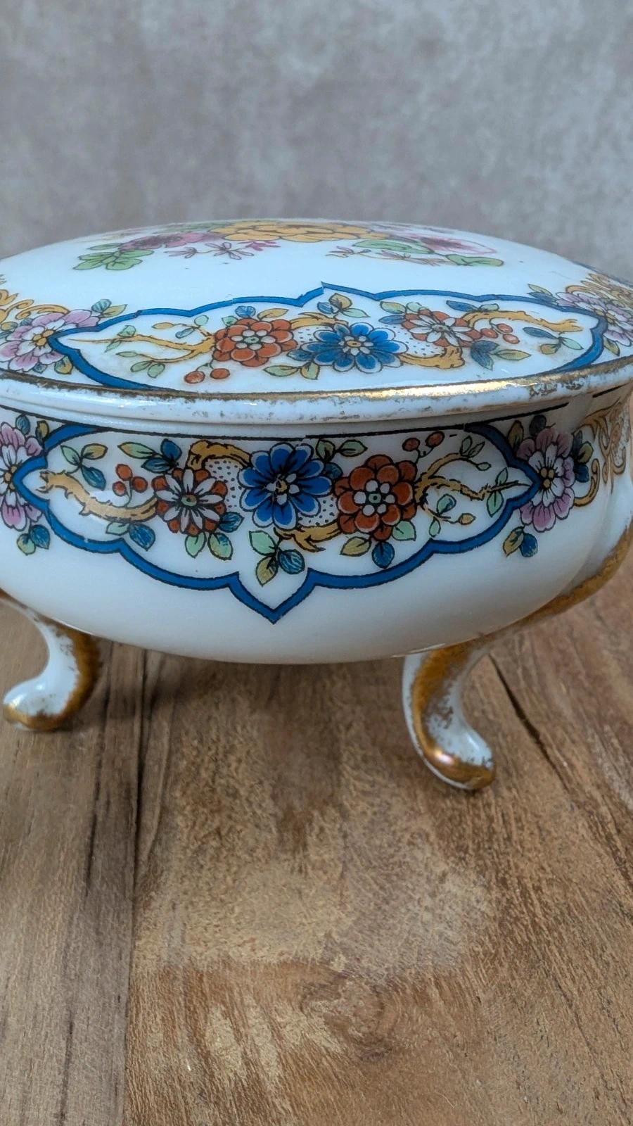 Petite boîte tripode en porcelaine de Limoges
