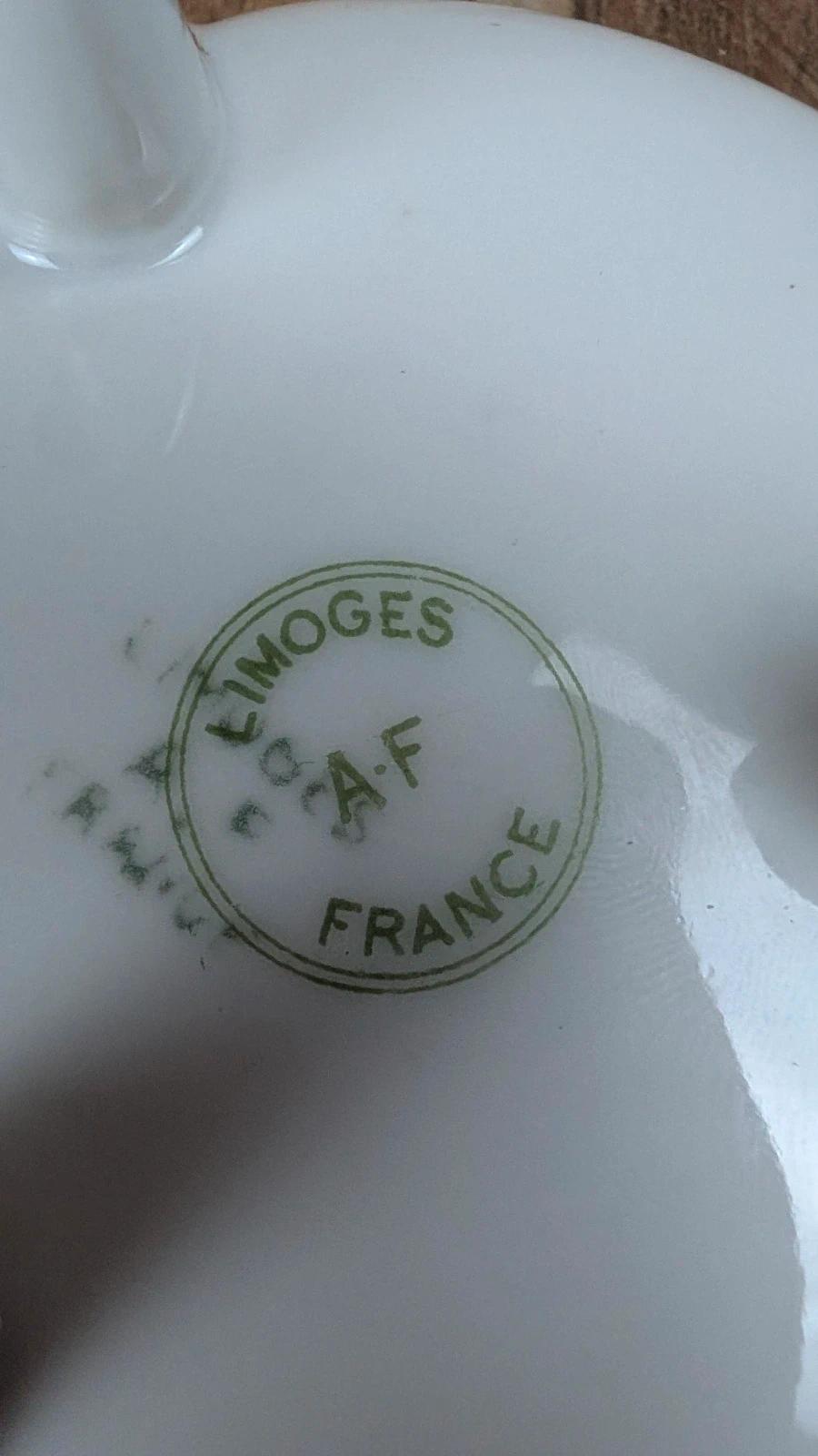 Petite boîte tripode en porcelaine de Limoges