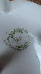 Petite boîte tripode en porcelaine de Limoges