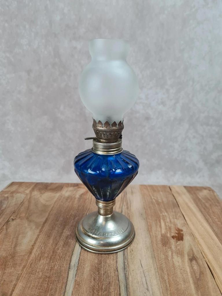 Petite lampe à pétrole vintage – bleu cobalt & métal, marque Samaritaine