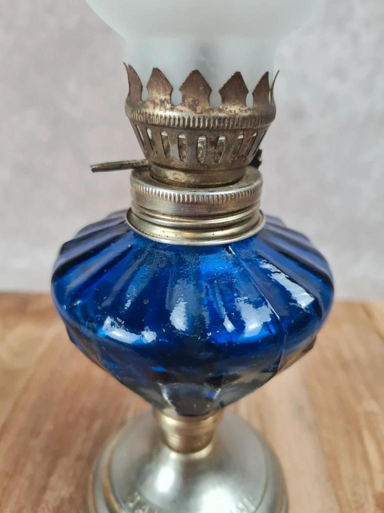 Petite lampe à pétrole vintage – bleu cobalt & métal, marque Samaritaine