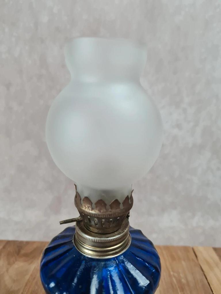 Petite lampe à pétrole vintage – bleu cobalt & métal, marque Samaritaine