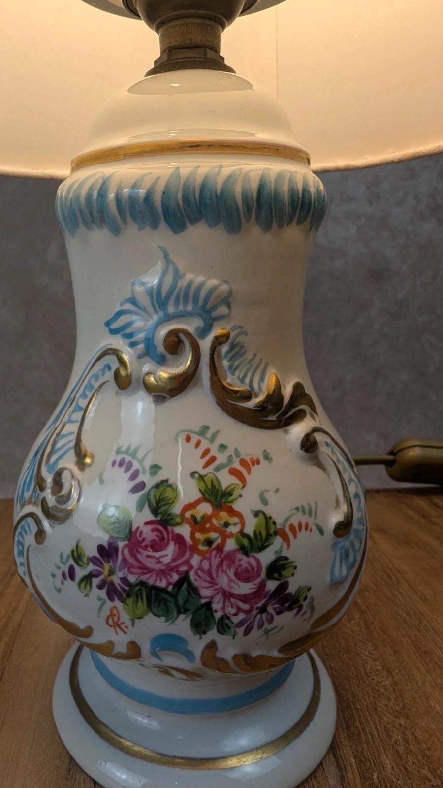 Petite lampe vintage en porcelaine peinte à la main –