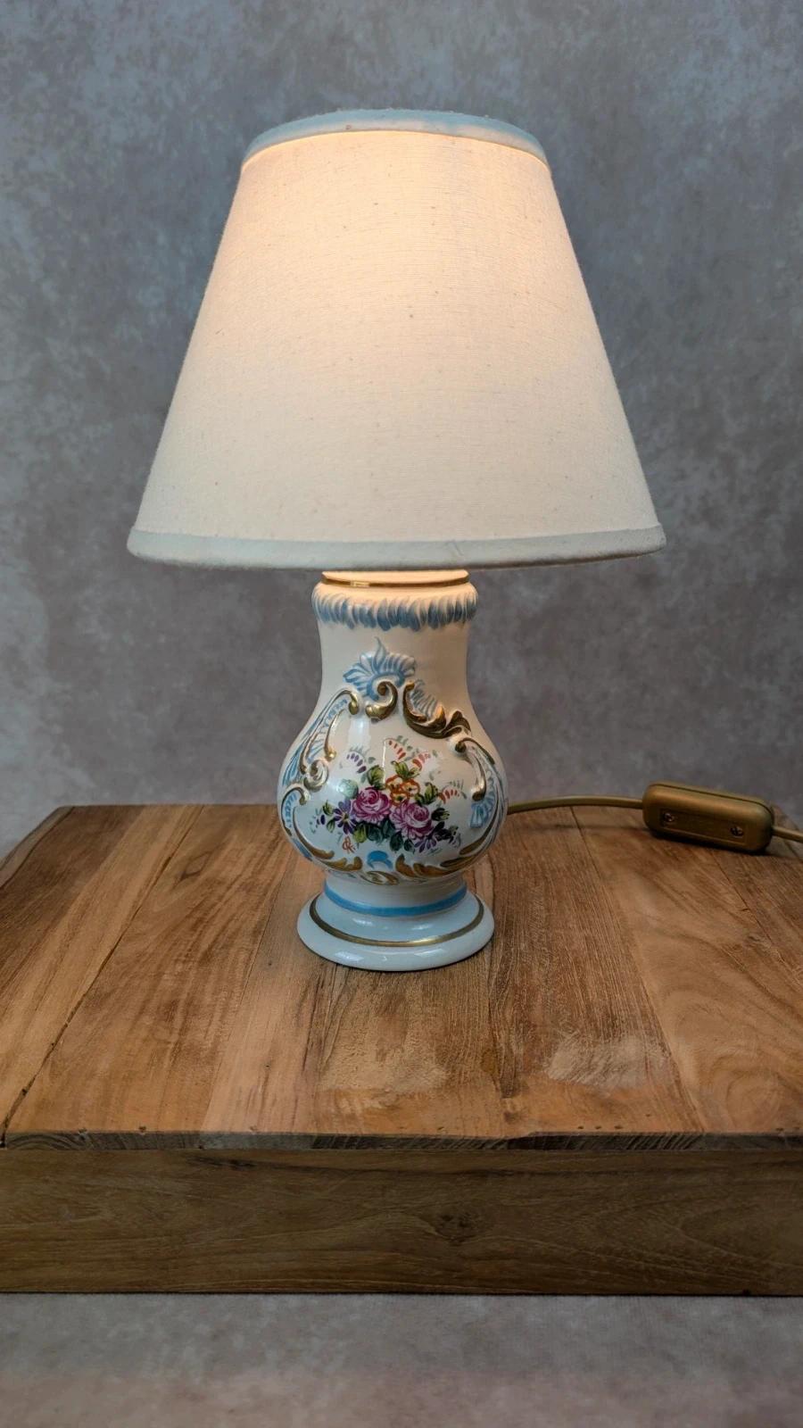 Petite lampe vintage en porcelaine peinte à la main –