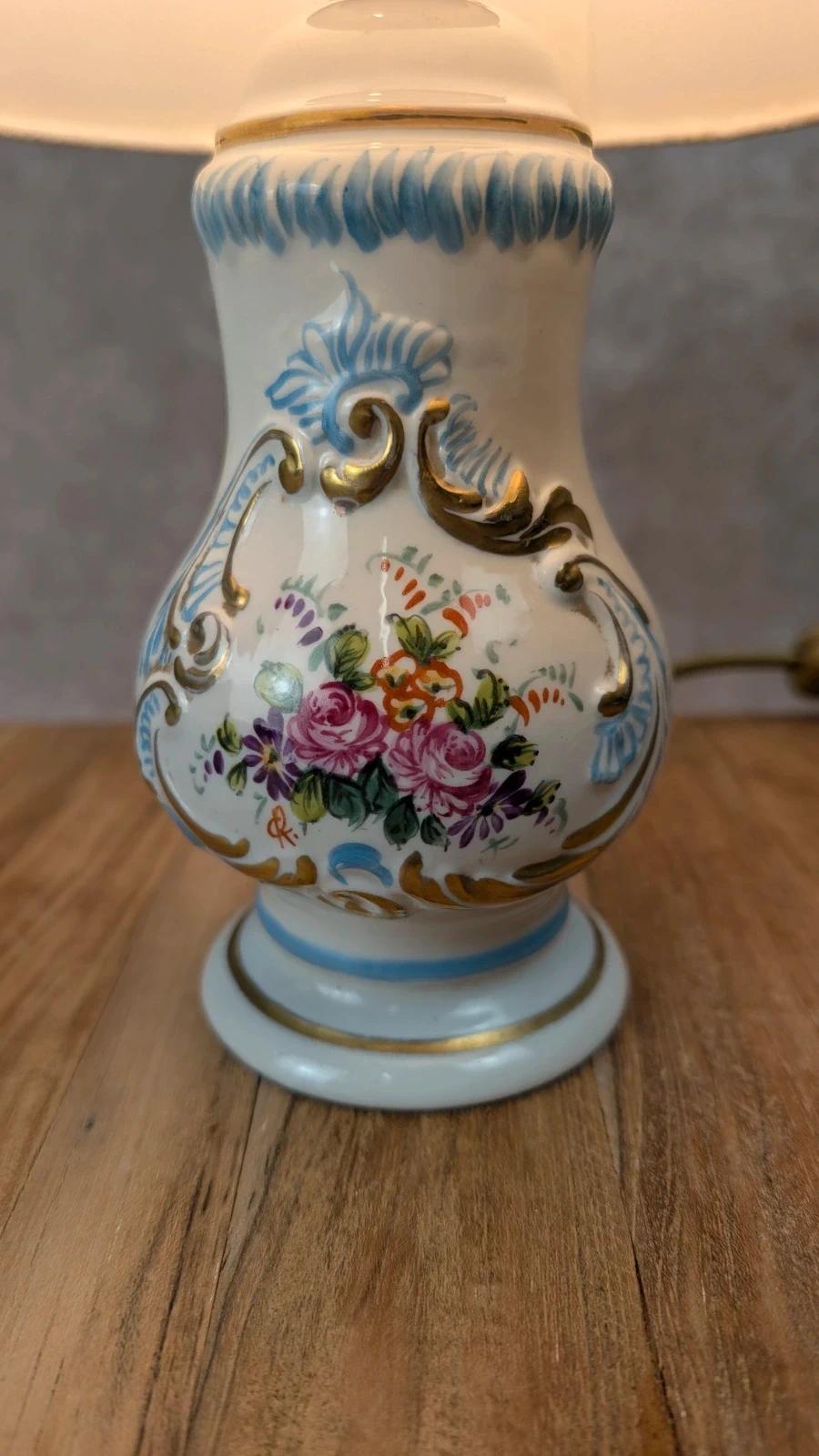 Petite lampe vintage en porcelaine peinte à la main –