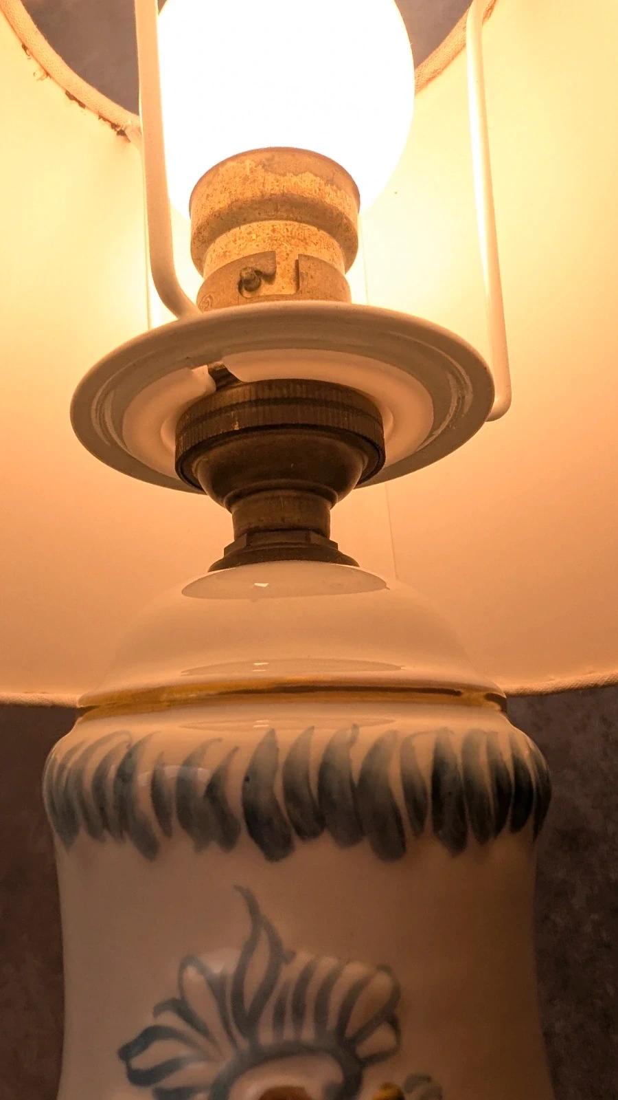 Petite lampe vintage en porcelaine peinte à la main –