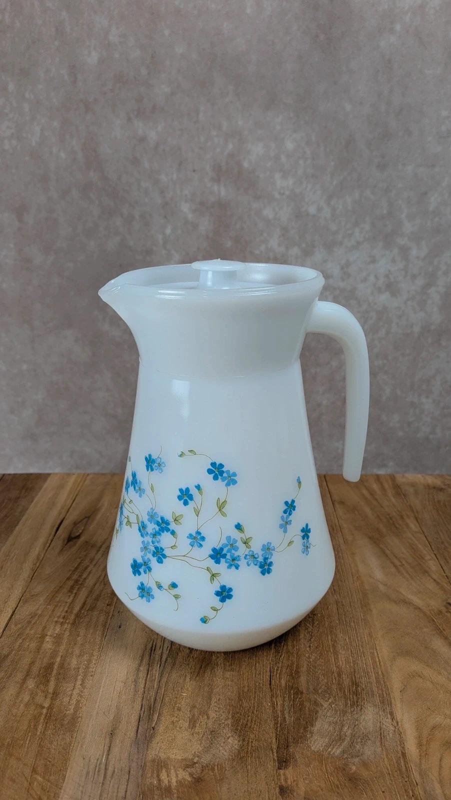 Pichet Arcopal vintage – modèle Myosotis – fleurs bleues