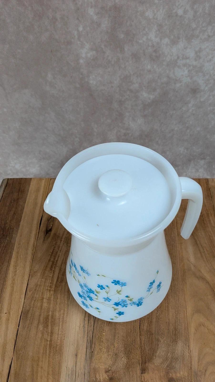 Pichet Arcopal vintage – modèle Myosotis – fleurs bleues