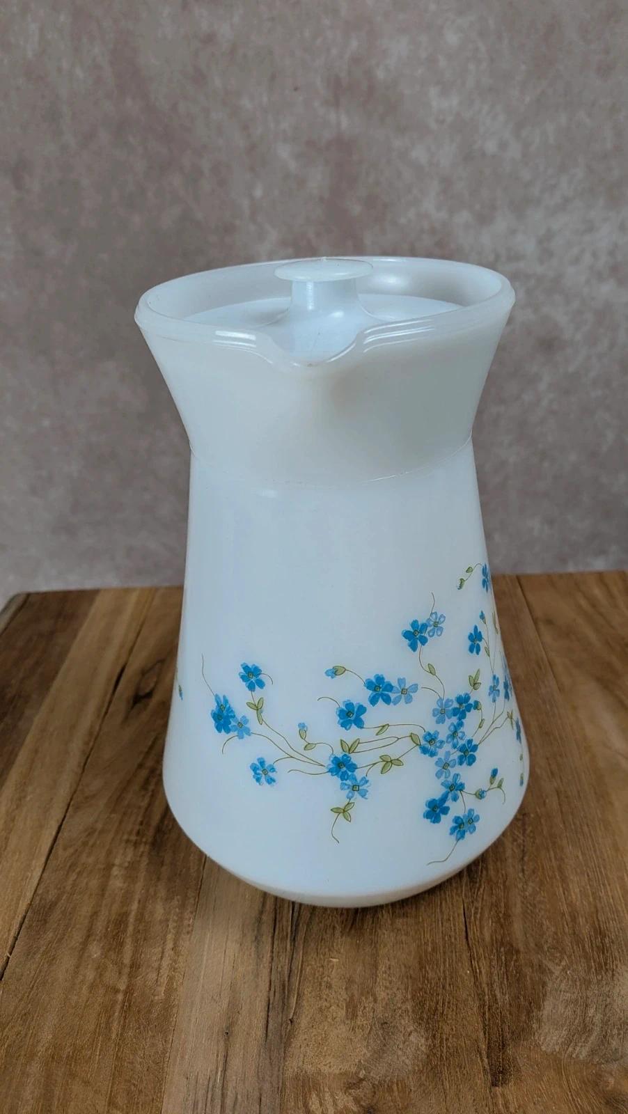 Pichet Arcopal vintage – modèle Myosotis – fleurs bleues