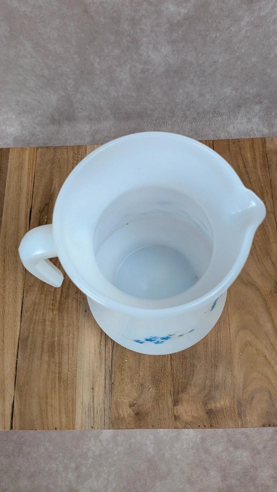 Pichet Arcopal vintage – modèle Myosotis – fleurs bleues