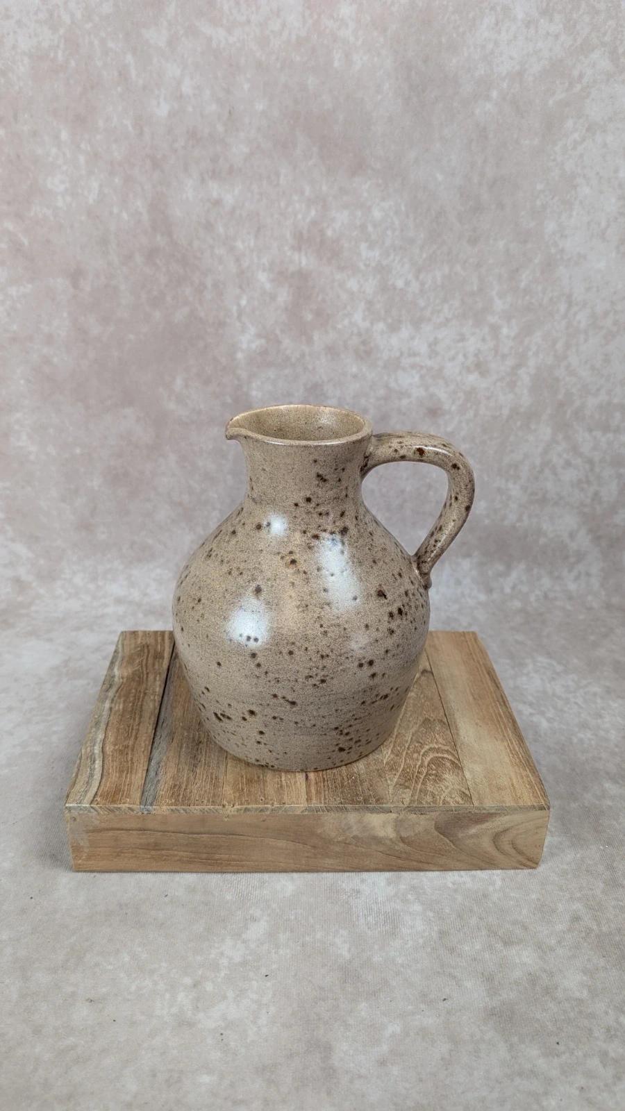 Pichet en grès artisanal signé Jeanne 🏺