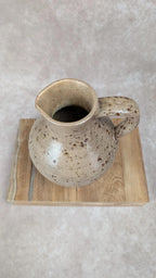 Pichet en grès artisanal signé Jeanne 🏺