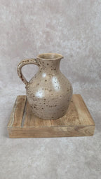 Pichet en grès artisanal signé Jeanne 🏺