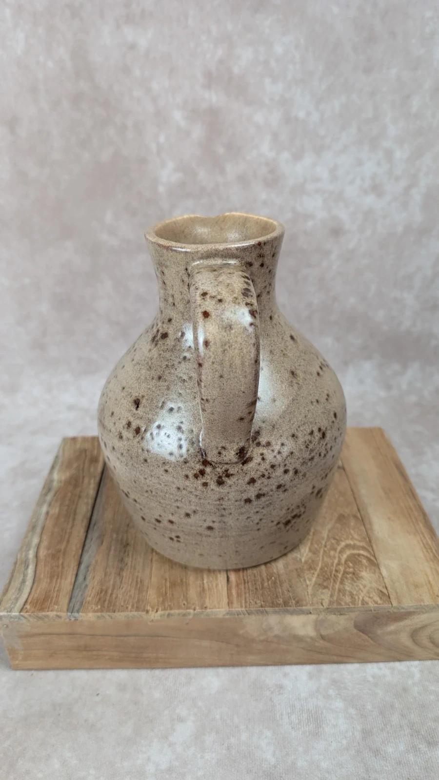 Pichet en grès artisanal signé Jeanne 🏺