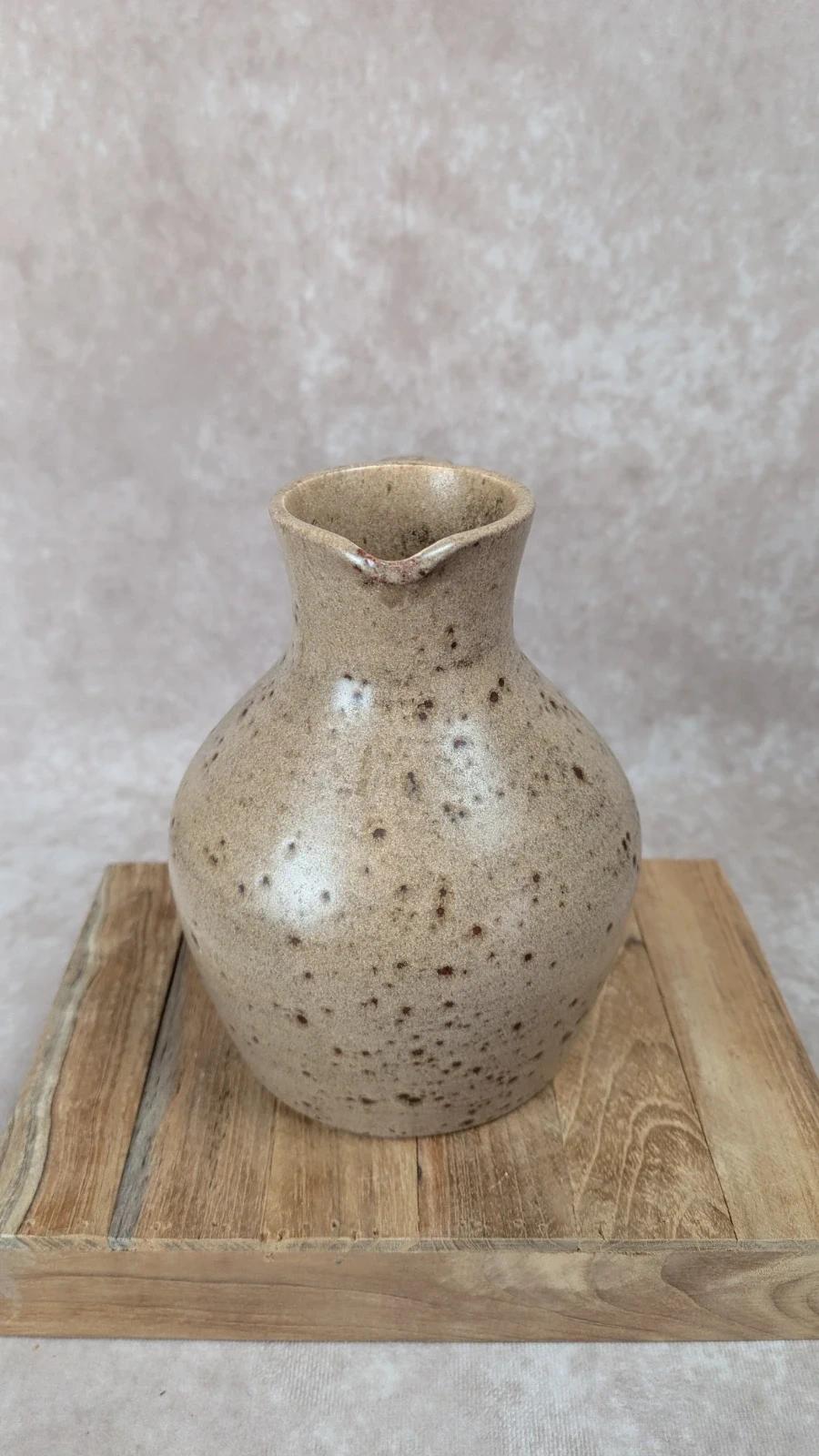 Pichet en grès artisanal signé Jeanne 🏺
