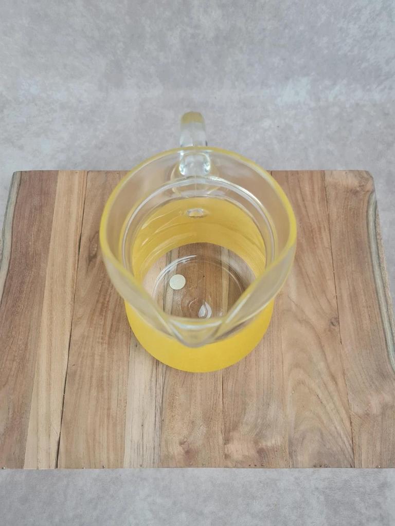 Pichet vintage en verre jaune – élégant & lumineux