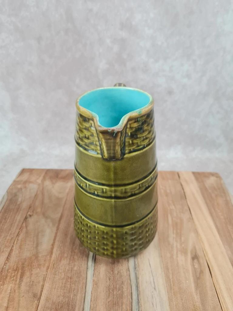 Pichet vintage faïence vert olive & intérieur turquoise – attribué à Onnaing