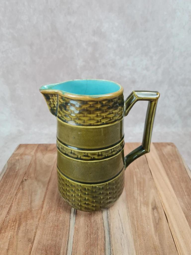 Pichet vintage faïence vert olive & intérieur turquoise – attribué à Onnaing