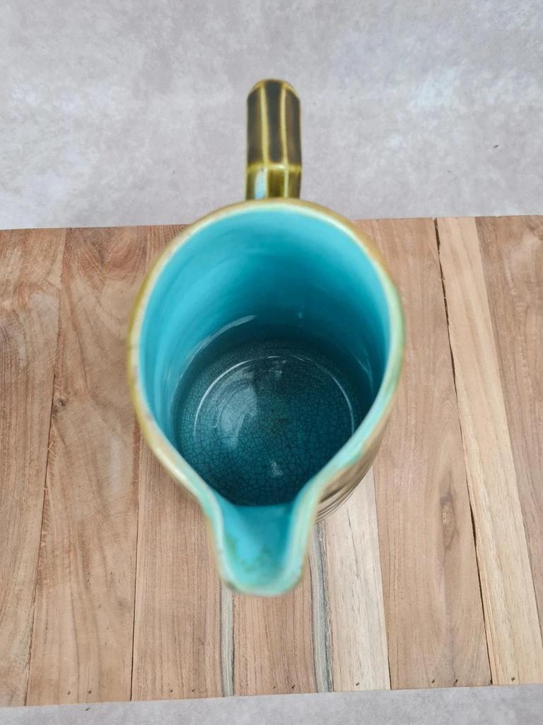 Pichet vintage faïence vert olive & intérieur turquoise – attribué à Onnaing