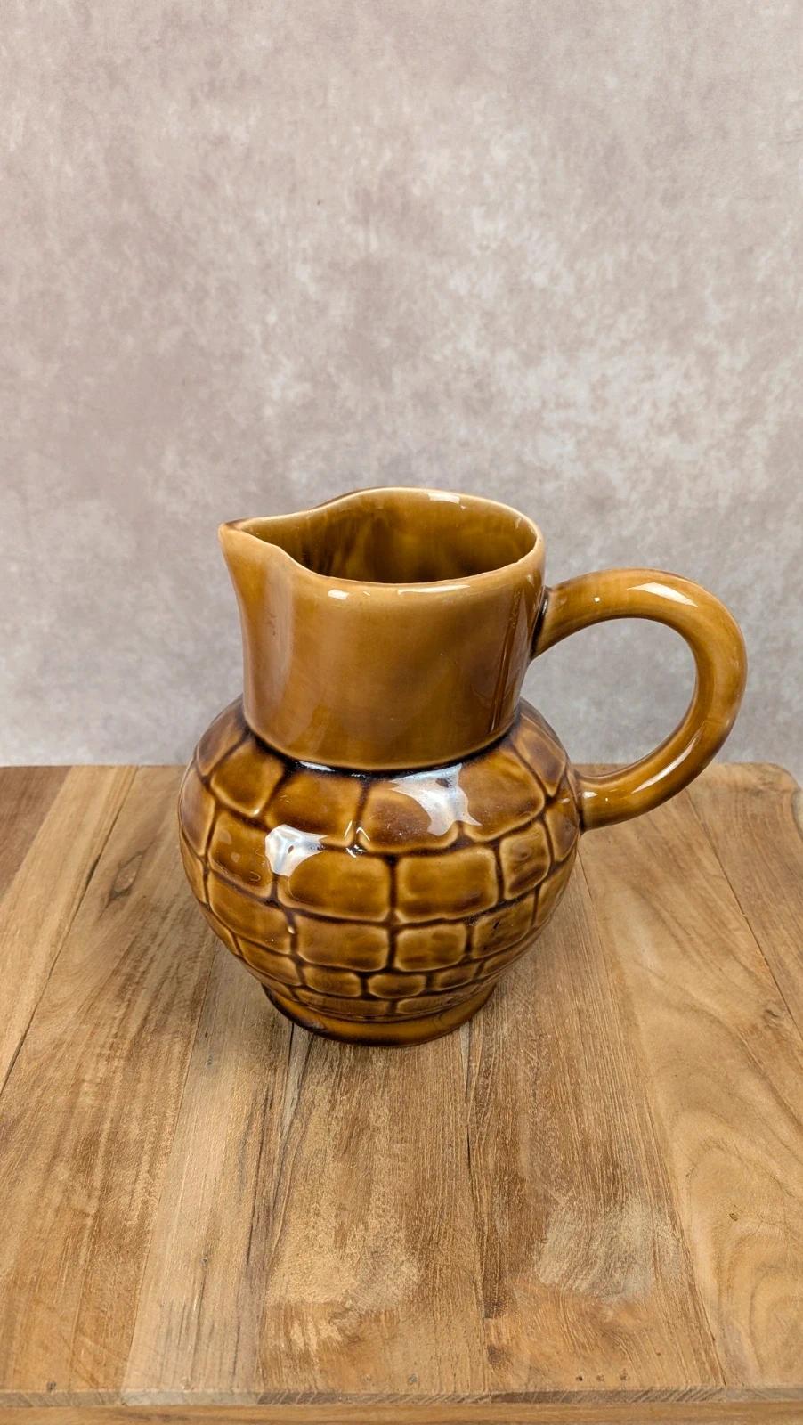 Pichet vintage Sarreguemines décor relief brun