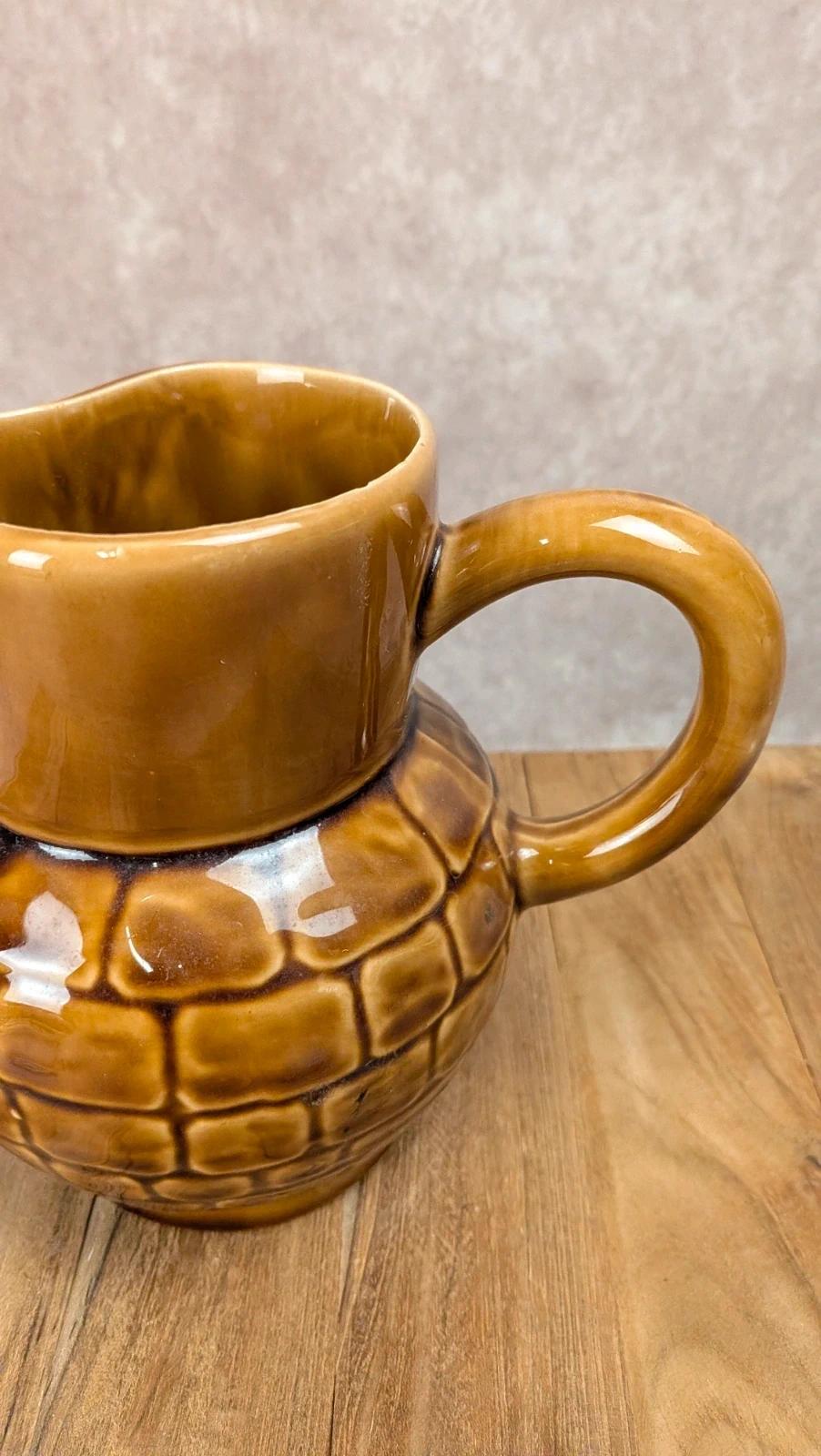 Pichet vintage Sarreguemines décor relief brun