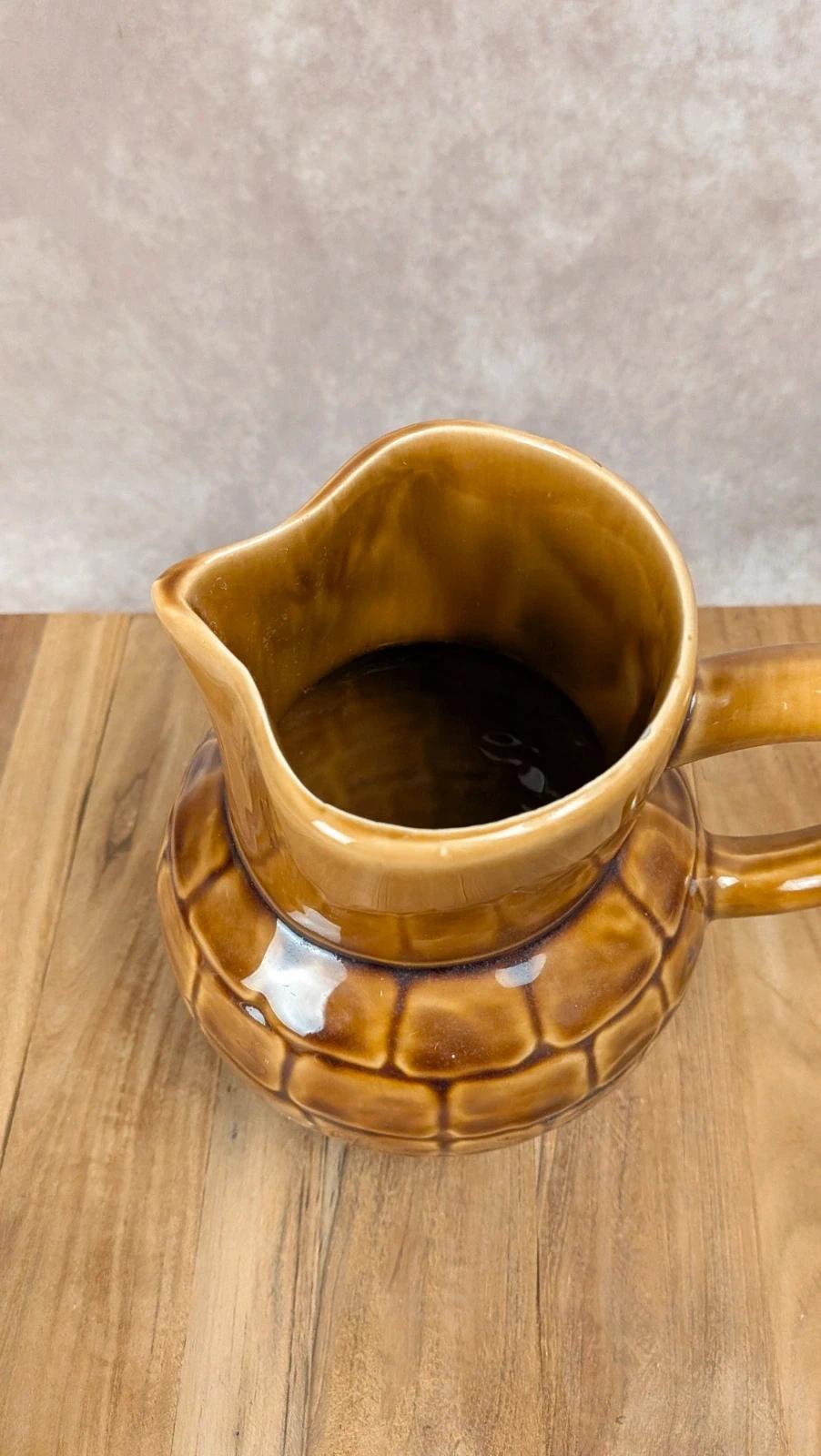 Pichet vintage Sarreguemines décor relief brun