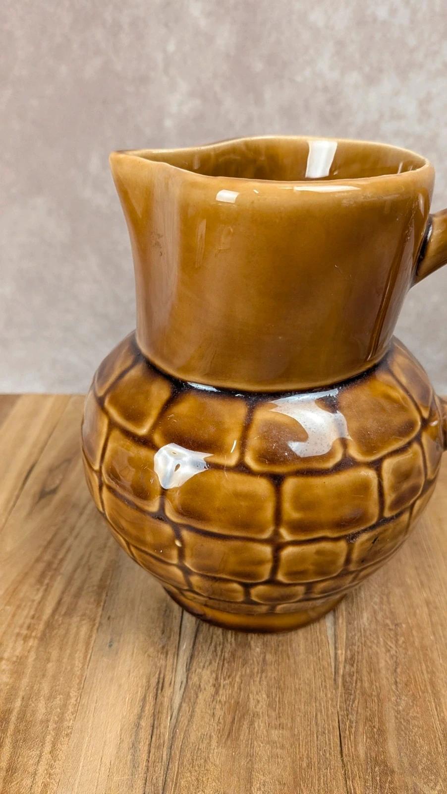 Pichet vintage Sarreguemines décor relief brun