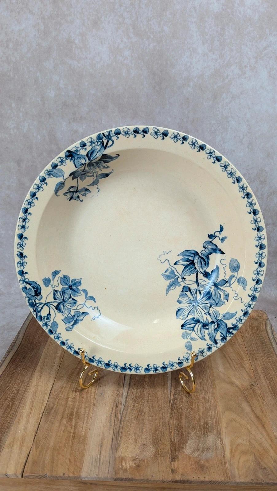 Plat ancien Vieillard & Cie Bordeaux – Modèle “clématite” Terre de Fer