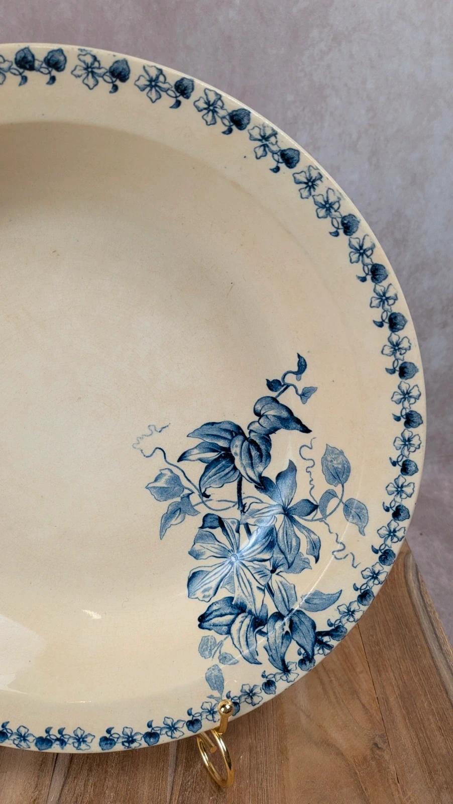 Plat ancien Vieillard & Cie Bordeaux – Modèle “clématite” Terre de Fer