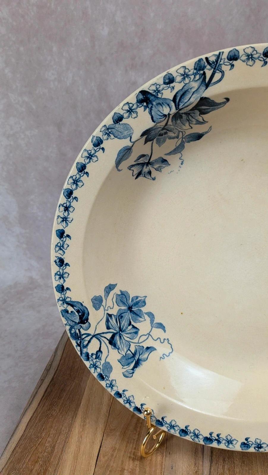 Plat ancien Vieillard & Cie Bordeaux – Modèle “clématite” Terre de Fer