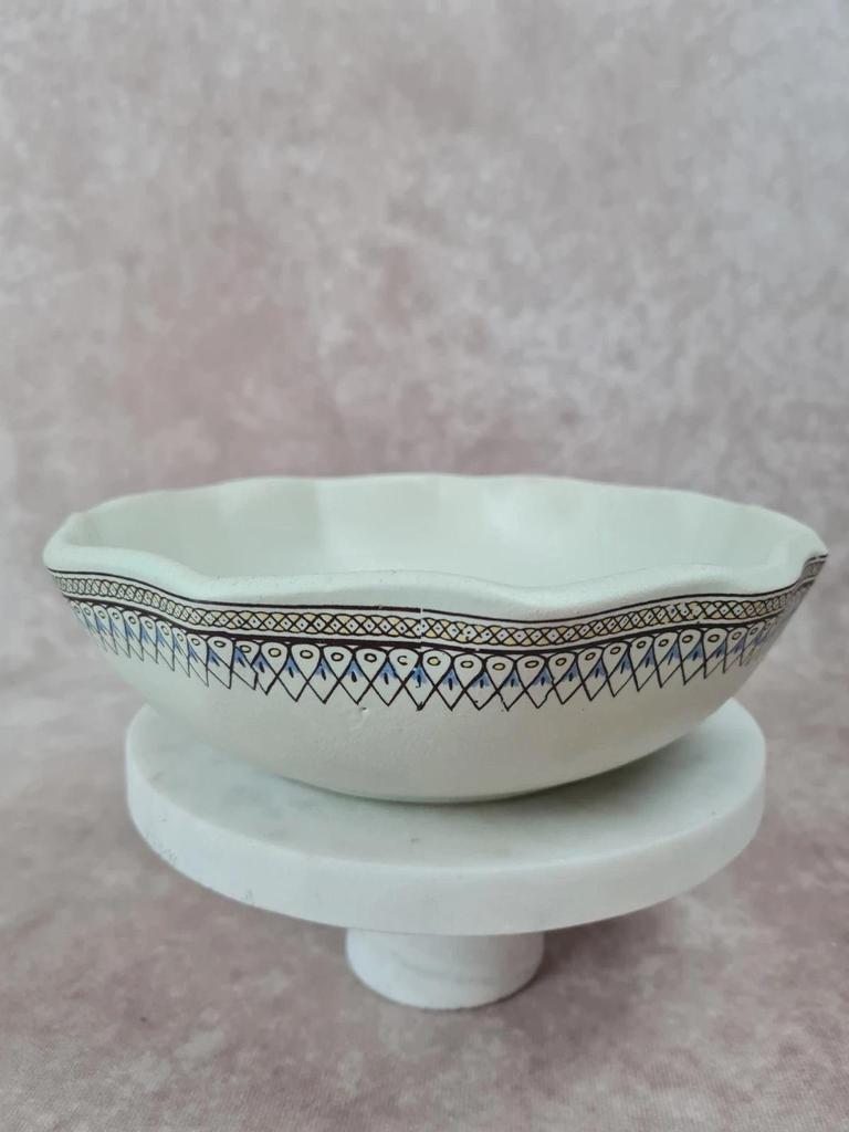 Plat creux en faïence décor bleu – bord ondulé