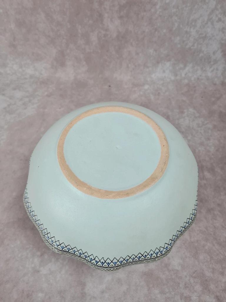 Plat creux en faïence décor bleu – bord ondulé