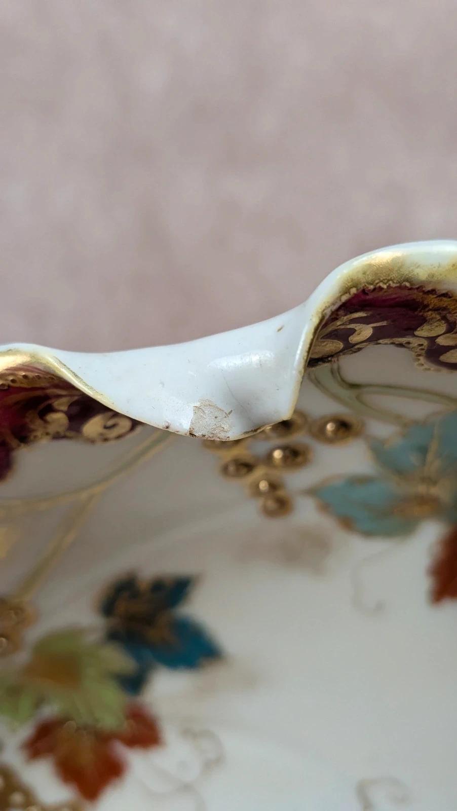 Plat décoratif ancien en porcelaine chinoise – dorures & décor polychrome