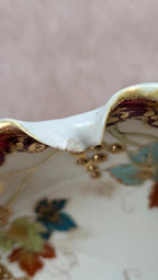 Plat décoratif ancien en porcelaine chinoise – dorures & décor polychrome